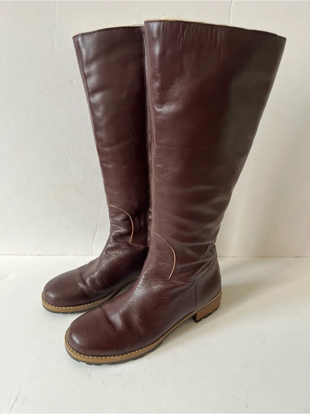 Ugg Classic Tall Brown Leather sheepskin lined shearling winter Boots size 6